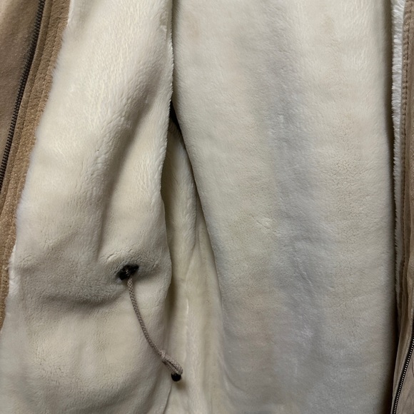 Very heavy and warm Genuine leather women coat /jacket . Looks like new - Picture 11 of 12